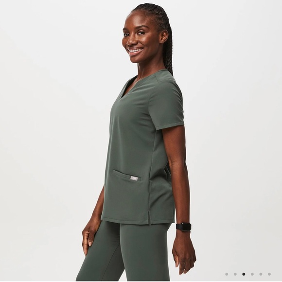 Figs Casma Three Pocket Scrub Top in Size Small - Picture 2 of 4